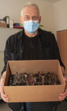 Dr. Matthias Hager mit den gesammelten Brillen im Büro der KO Gera des BSVT.
Foto: Michael Malpricht