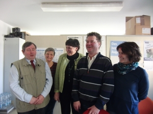 Bild vom Besuch der Landtagsvizepräsidentin. Zu sehen sind Eberhard Tölke, Silke Lachmann als sehende Helferin, Landtagsvizepräsidentin Margit Jung, Matthias Schiedek und Astrid Malpricht.