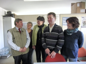 Bild vom Besuch der Landtagsvizepräsidentin. Zu sehen sind Eberhard Tölke, Silke Lachmann als sehende Helferin, Landtagsvizepräsidentin Margit Jung, Matthias Schiedek und Astrid Malpricht.