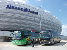 Herr Schiedek mit dem Piehlerbus vor der Allianzarena