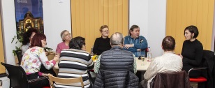 Blick in den Raum. Nolundi Tschudi liest Nachrichten aus der bewohnten Welt