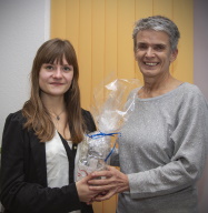 Astrid Malpricht überrreicht Tasse mit Herz an Rebecca Halm im KO_Büro am 08.11.2019