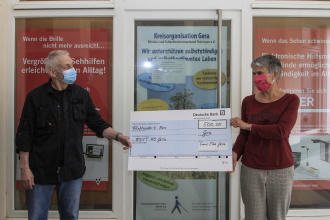 Dr. Matthias Hager vom Geraer Lions Club und Astrid Malpricht, stellvertretende Chefin der Kreisorganisation Gera mit dem Spendenscheck vor dem Büro der KO Gera.
Foto: Michael Malpricht