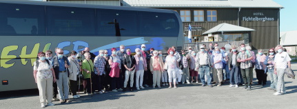 Busgesellschaft in voller Breite und mit Maske