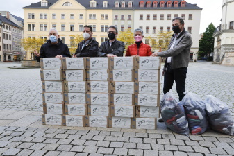 Am 27. Mai 2021 übergab der Vorstand der KO Gera des BSVT 2773 Brillen an den Geraer Lions Club.
Foto von links: Dr. Matthias Hager, Lions Club und Betreuer der Aktion, Matthias Schiedek, Vorsitzender der Kreisorganisation Gera des Blinden- und Sehbehindertenverbandes Thüringen (BSVT), Andreas Ettel, Vizechef der Geraer Lions, Astrid Malpricht, stellvertretende Vorsitzende der KO Gera des BSVT und Lutz Teucher, Augenoptiker und designierter Lionsfreund. 
(Foto: Michael Malpricht)
