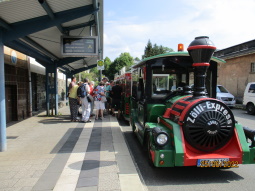 Abfahrt zur Stadtrundfahrt mit kleinem Bähnchen