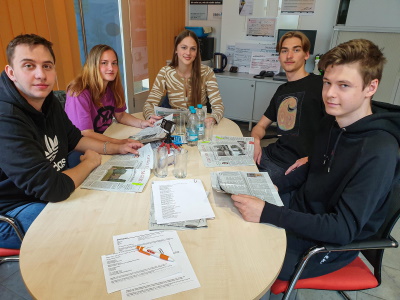 Foto: von links: Durukan Aküzly, Marie Jage, Lena Claars, Timon Weber und Felix Herrmann lasen zum Schülerfreiwilligentag für das Gera-Echo Beiträge aus der OTZ, Geschichten und Gedichte vor