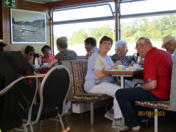 Kaffeetrinken auf dem Fahrgastschiff „Gera“