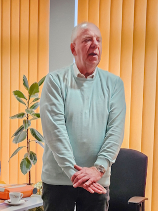 Referent Frank Fleischer demonstriert Handhaltung bei Herzdruckmassage