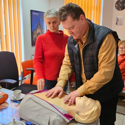 KO Chef Matthias Schiedek und Astrid Malpricht üben am Dummy