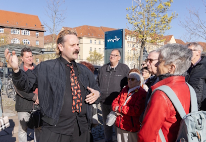 Busreise KO zum MDR Leipzig zum Thema Audiodeskription - Begrüßung am Eingang durch Falko Berthold (rechts Astrid Malpricht, Matthias Schiedek hinten links)